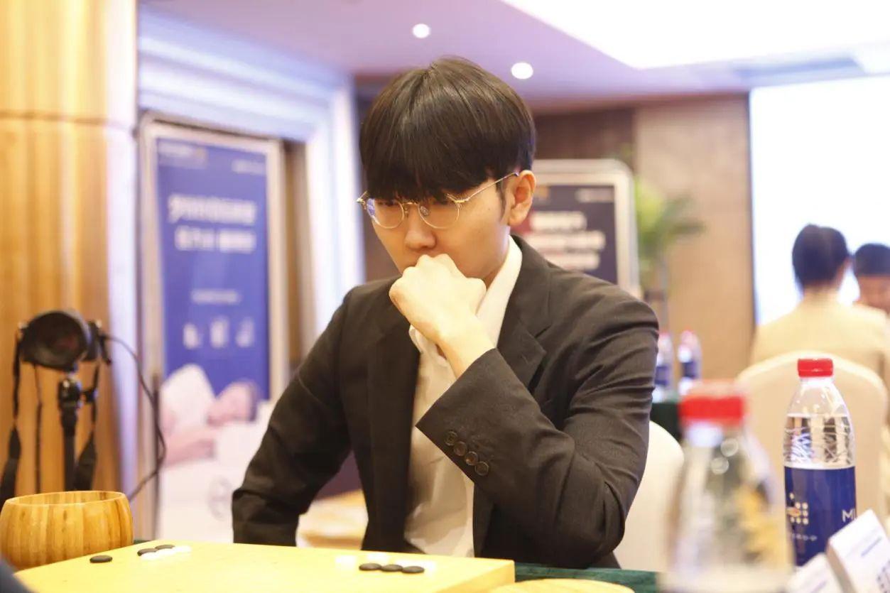 Shin Jinseo at a Go tournament